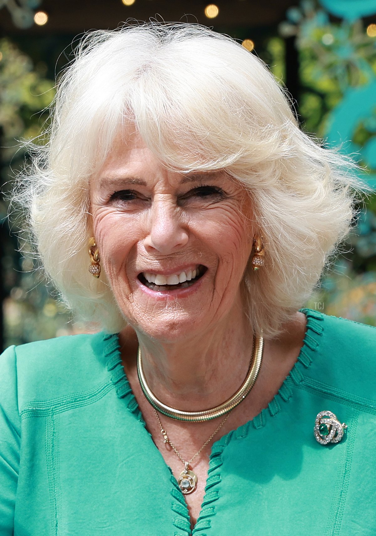 Il Re Carlo III e la Regina Camilla tagliano una torta durante una visita per inaugurare il nuovo Giardino della Coronazione nel primo giorno della loro visita di due giorni in Irlanda del Nord, il 24 maggio 2023 a Newtownabbey, Irlanda del Nord (Arthur Edwards - Pool/Getty Images)