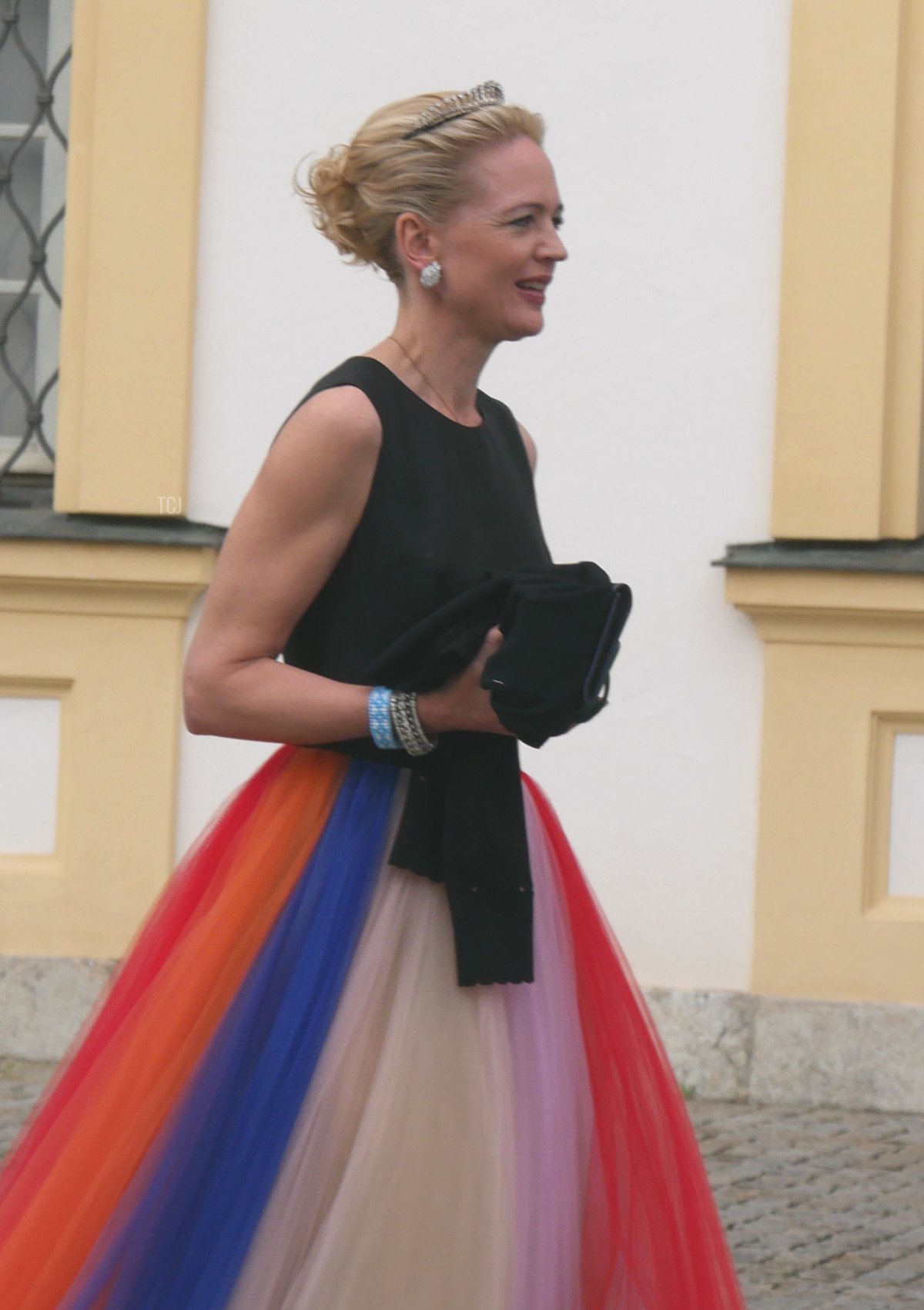 La Principessa Anna di Baviera arriva a una gala matrimoniale che celebra il Principe Ludovico di Baviera e Sophie-Alexandra Evekink a Palazzo Nymphenburg a Monaco, 20 maggio 2023 (Fotografia © Stefan. Non riprodurre.)