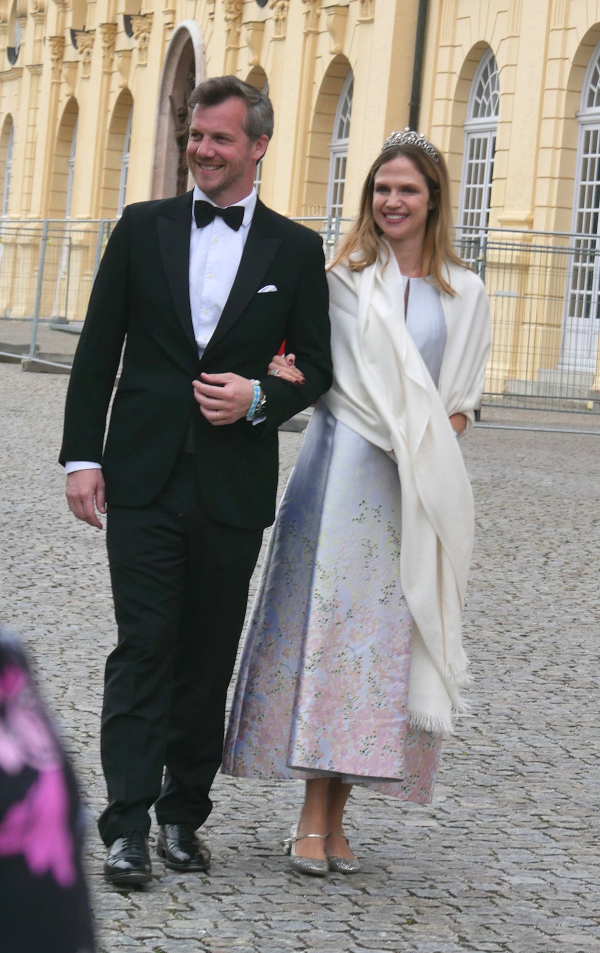 La Principessa Alix di Ligne e suo marito, Conte Guillaume de Dampierre, arrivano per un gala di matrimonio che celebra il Principe Ludwig di Baviera e Sophie-Alexandra Evekink a Palazzo Nymphenburg a Monaco, 20 Maggio 2023 (Fotografia © Stefan. Non riprodurre.)