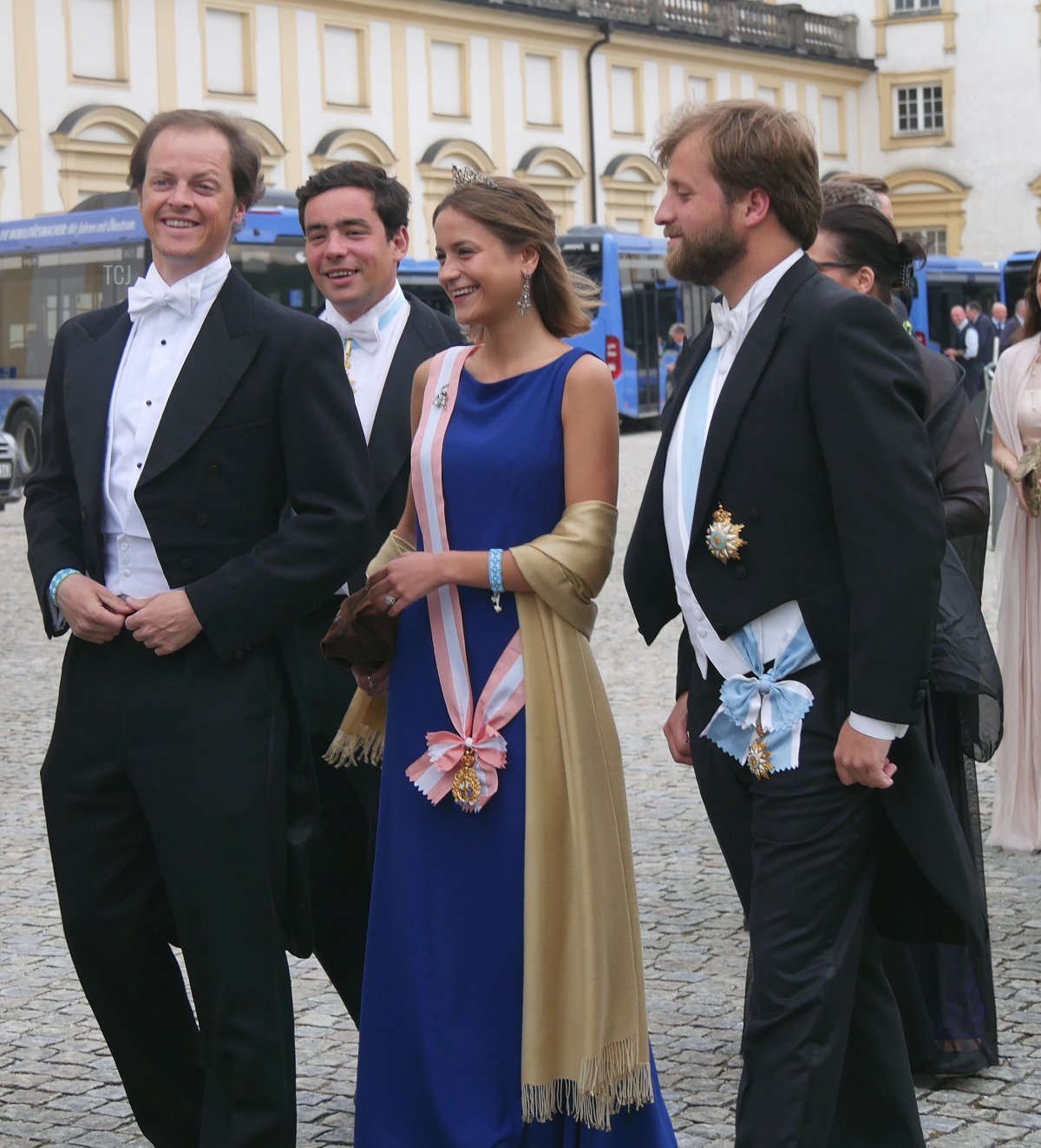 Il Principe Rafael di Orléans-Braganza, Duarte de Sousa Araújo Martins, Infanta Maria Francisca, Duchessa di Coimbra, e Dom Afonso, Principe di Beira arrivano per un gala di matrimonio che celebra il Principe Ludwig di Baviera e Sophie-Alexandra Evekink a Palazzo Nymphenburg a Monaco, 20 Maggio 2023 (Fotografia © Stefan. Non riprodurre.)