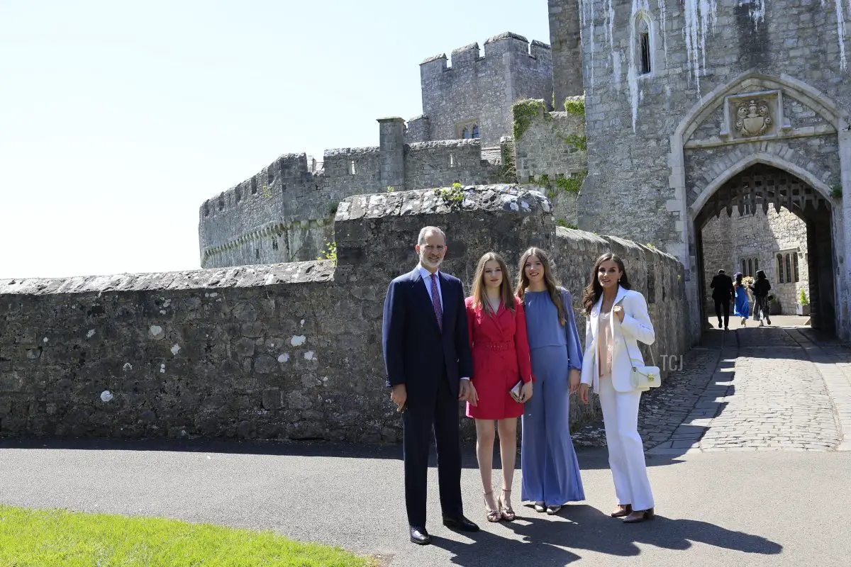 Re Felipe VI, Principessa Leonor, Infanta Sofia e Regina Letizia di Spagna partecipano alla laurea della Principessa Leonor al UWC Atlantic College il 20 maggio 2023 a Llantwit Major, Galles (Handout/Spagnolo Royal Household tramite Getty Images)