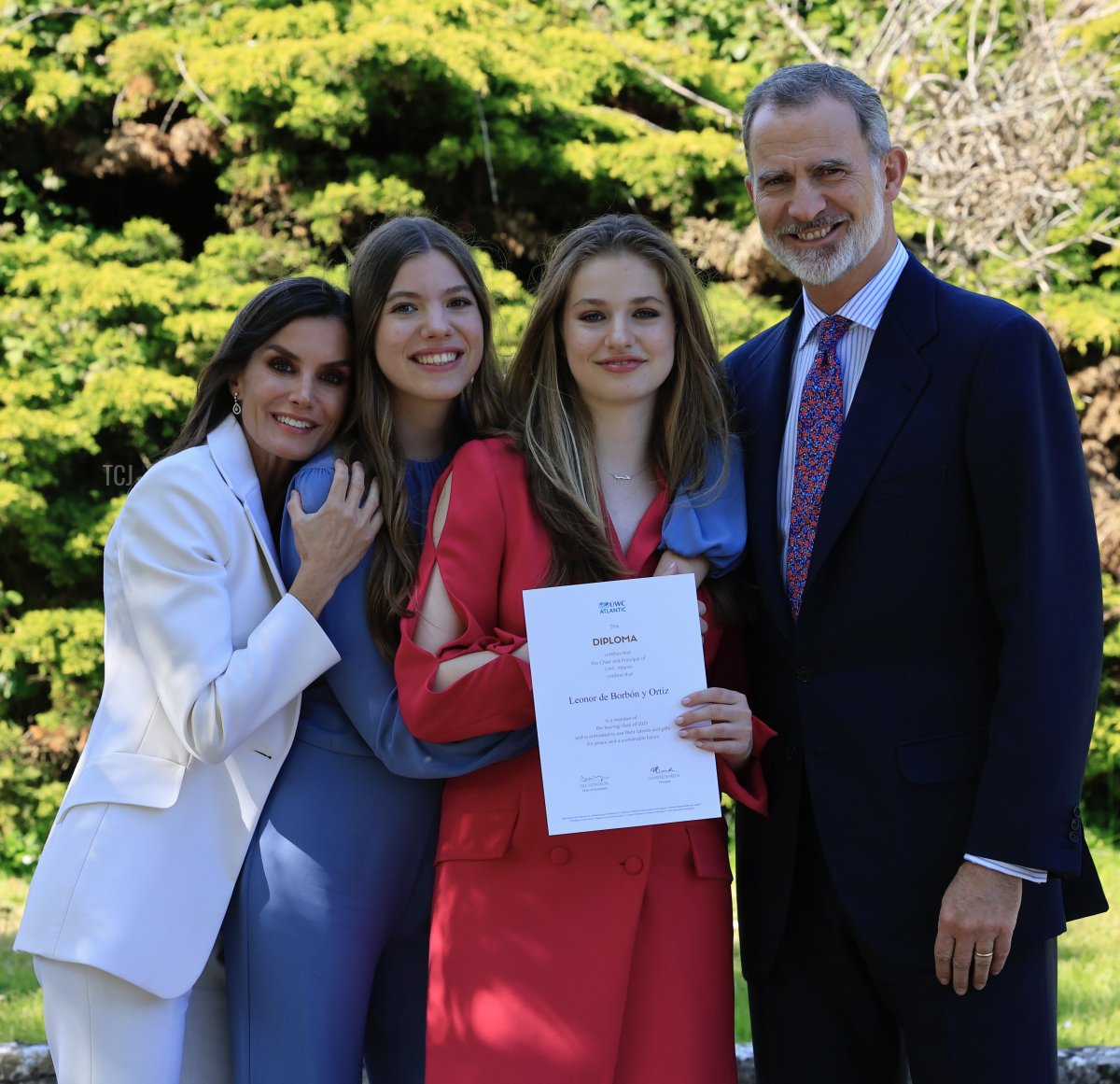 Re Felipe VI, Principessa Leonor, Infanta Sofia e Regina Letizia di Spagna partecipano alla laurea della Principessa Leonor al UWC Atlantic College il 20 maggio 2023 a Llantwit Major, Galles (Handout/Spagnolo Royal Household tramite Getty Images)