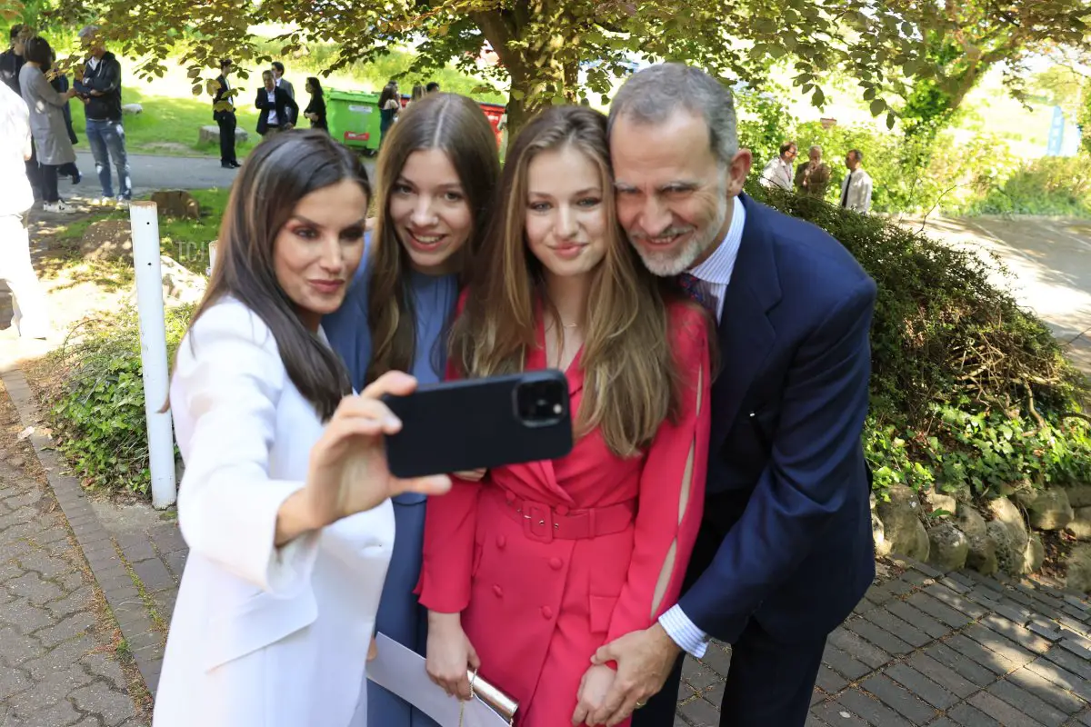 Re Felipe VI, Principessa Leonor, Infanta Sofia e Regina Letizia di Spagna partecipano alla laurea della Principessa Leonor al UWC Atlantic College il 20 maggio 2023 a Llantwit Major, Galles (Handout/Spagnolo Royal Household tramite Getty Images)