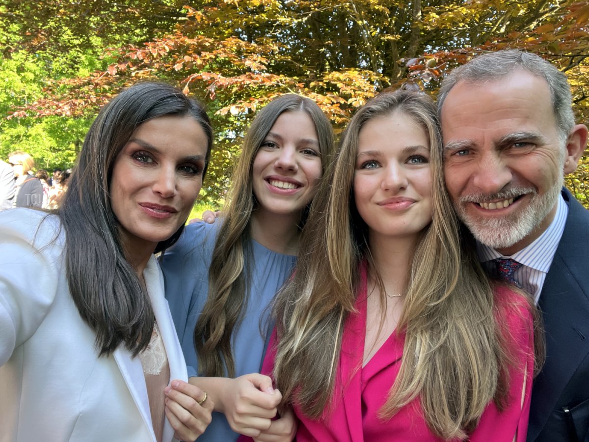 Re Felipe VI, Principessa Leonor, Infanta Sofia e Regina Letizia di Spagna partecipano alla laurea della Principessa Leonor al UWC Atlantic College il 20 maggio 2023 a Llantwit Major, Galles (Handout/Spagnolo Royal Household tramite Getty Images)