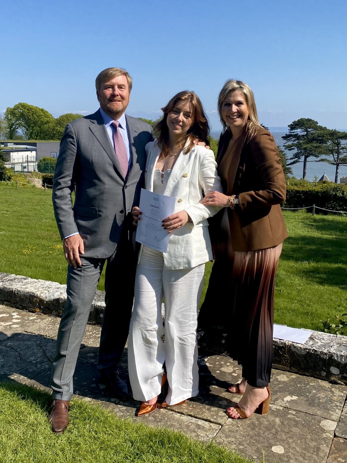 Re Willem-Alexander, Principessa Alexia e Regina Maxima dei Paesi Bassi posano dopo la laurea di Alexia dal UWC Atlantic College il 20 maggio 2023 a Llantwit Major, Galles (Koninklijk Huis)