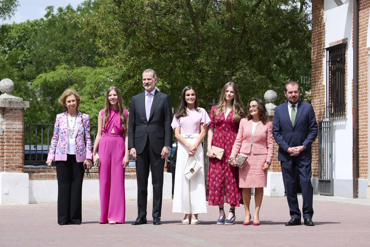 Regina Sofia, Infanta Sofia di Spagna, Re Felipe VI di Spagna, Regina Letizia di Spagna, Principessa Leonor di Spagna, Paloma Rocasolano e Gesù Ortiz arrivano per la cresima di Infanta Sofia di Spagna presso la Chiesa dell'Asunzione della Nostra Signora nel comune di Aravaca il 25 maggio 2023 a Madrid, Spagna (Carlos Alvarez/Getty Images)