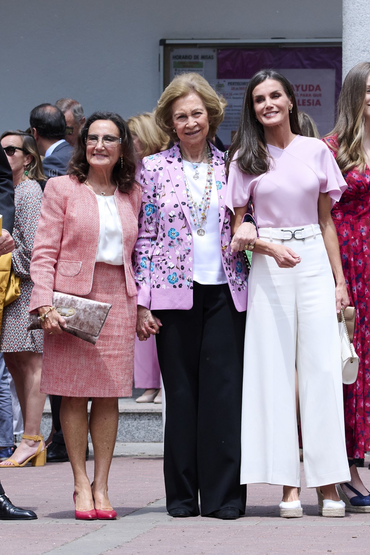 Paloma Rocasolano, Regina Sofia e Regina Letizia di Spagna arrivano per la cresima di Infanta Sofia di Spagna presso la Chiesa dell'Asunzione della Nostra Signora nel comune di Aravaca il 25 maggio 2023 a Madrid, Spagna (Carlos Alvarez/Getty Images)