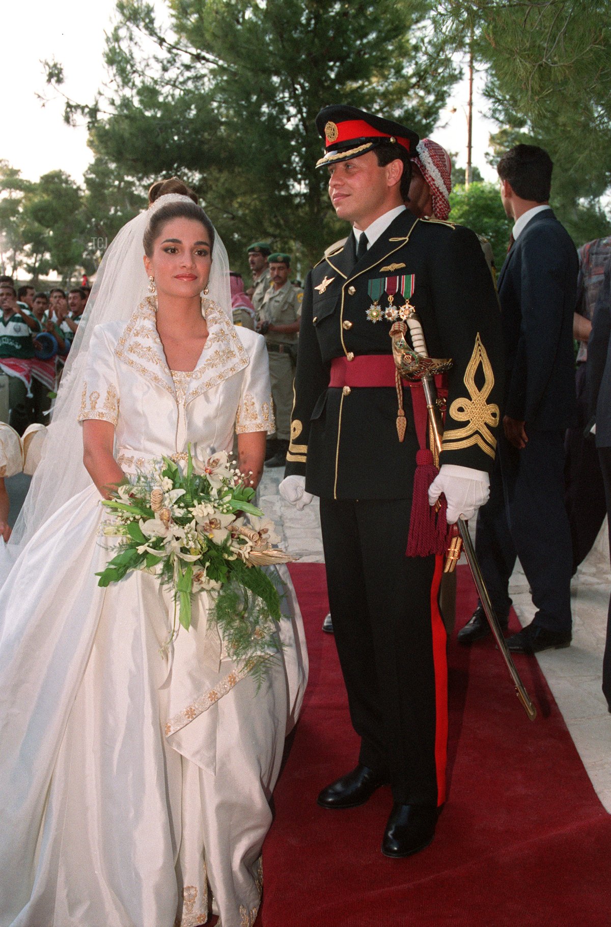 Re Hussein e Regina Noor di Giordania dopo il loro matrimonio, che si è tenuto a casa sua, la Regina Zein, ad Amman il 15 giugno 1978 (STF/AFP via Getty Images)