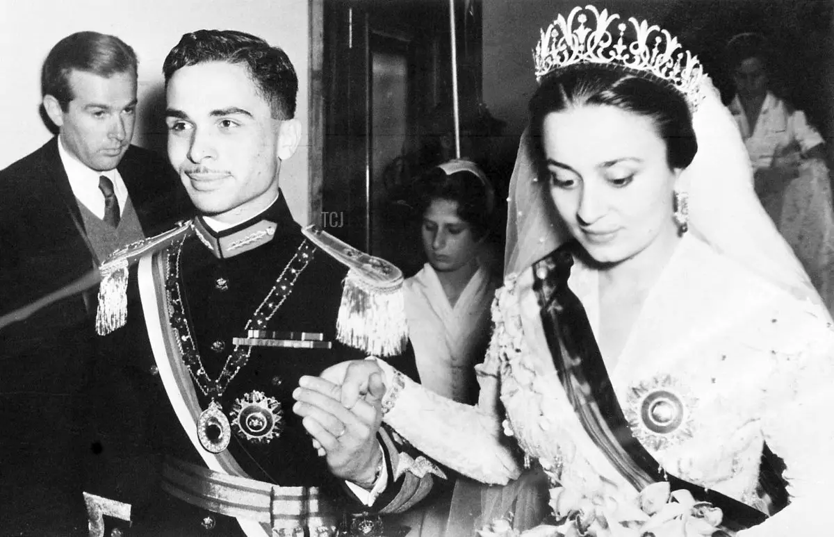 Re Hussein di Giordania tiene la mano della sua sposa, la Principessa Dina, durante il loro matrimonio ad Amman il 22 aprile 1955 (AFP via Getty Images)