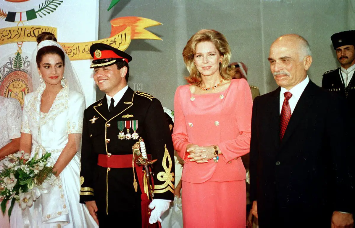 Principe Abdullah e Rania Al-Yassin con Re Hussein e Regina Noor di Giordania il giorno del loro matrimonio al Palazzo Reale di Amman il 10 giugno 1993 (RABIH MOGHRABI/AFP via Getty Images)