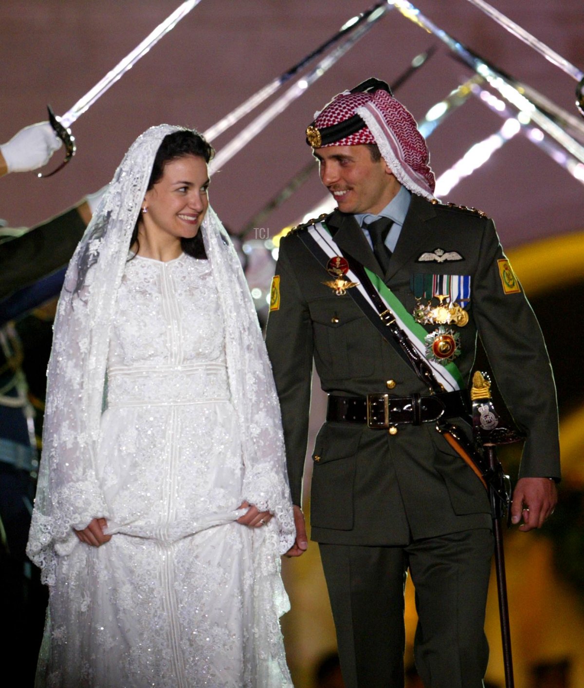 Il Principe Hamzah di Giordania e la Principessa Noor sono ritratti durante le celebrazioni pubbliche del loro matrimonio ad Amman il 27 maggio 2004 (Salah Malkawi/Getty Images)