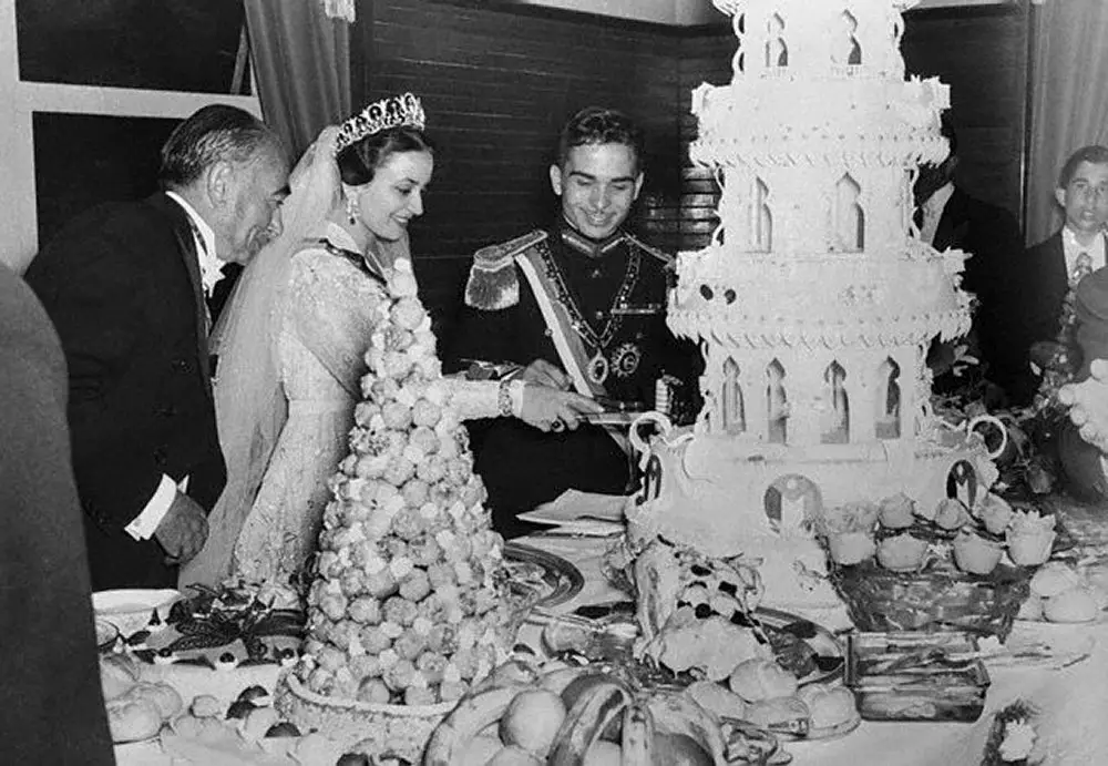 Re Hussein di Giordania e la Principessa Dina durante i festeggiamenti per il loro matrimonio ad Amman il 22 aprile 1955 (AFP via Getty Images)