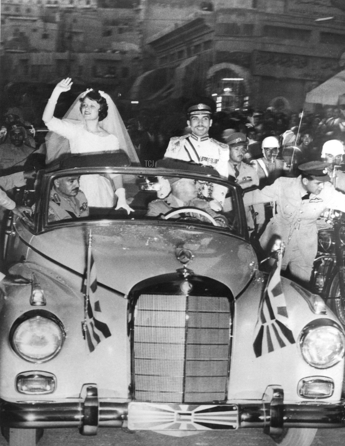 Re Hussein e la Principessa Muna di Giordania nel loro viaggio di nozze per le strade di Amman il 25 maggio 1961 (AFP via Getty Images)