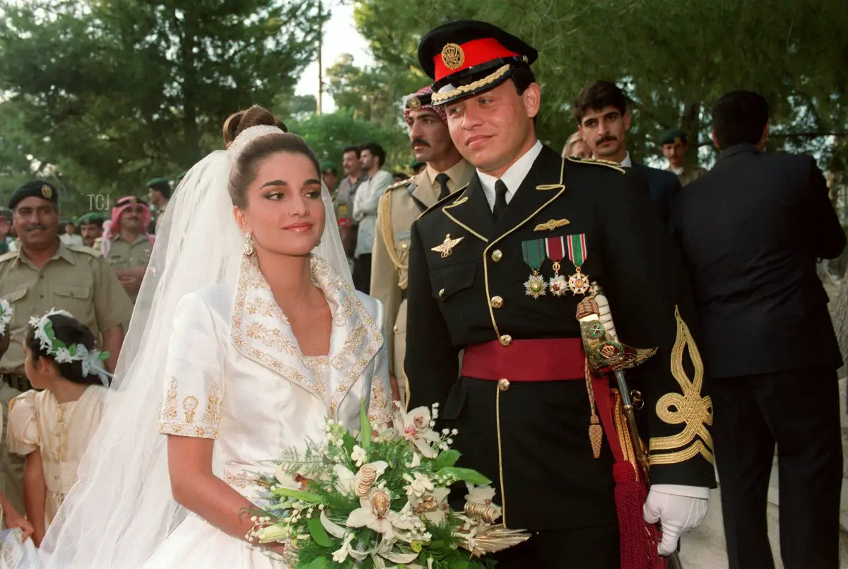 Principe Abdullah e Rania Al-Yassin il giorno del loro matrimonio al Palazzo Reale di Amman il 10 giugno 1993 (RABIH MOGHRABI/AFP via Getty Images)