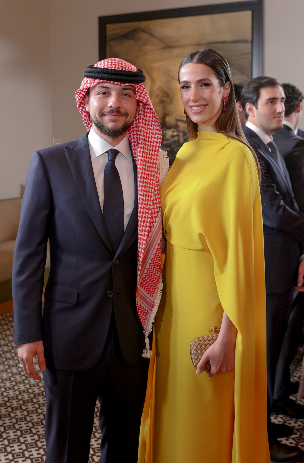 Il Principe Ereditario Hussein di Giordania è ritrattato con la sua fidanzata, Rajwa Al Saif, durante il matrimonio della sorella, Principessa Iman, ad Amman il 12 marzo 2023 (Handout/Corte Reale Giordana/Getty Images)