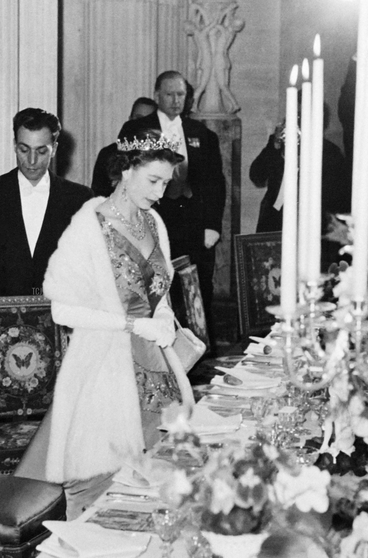 La Regina Elisabetta II e il Presidente francese Rene Coty partecipano a una cena ufficiale al Louvre a Parigi durante una visita di stato in Francia il 10 aprile 1957 (AFP via Getty Images)