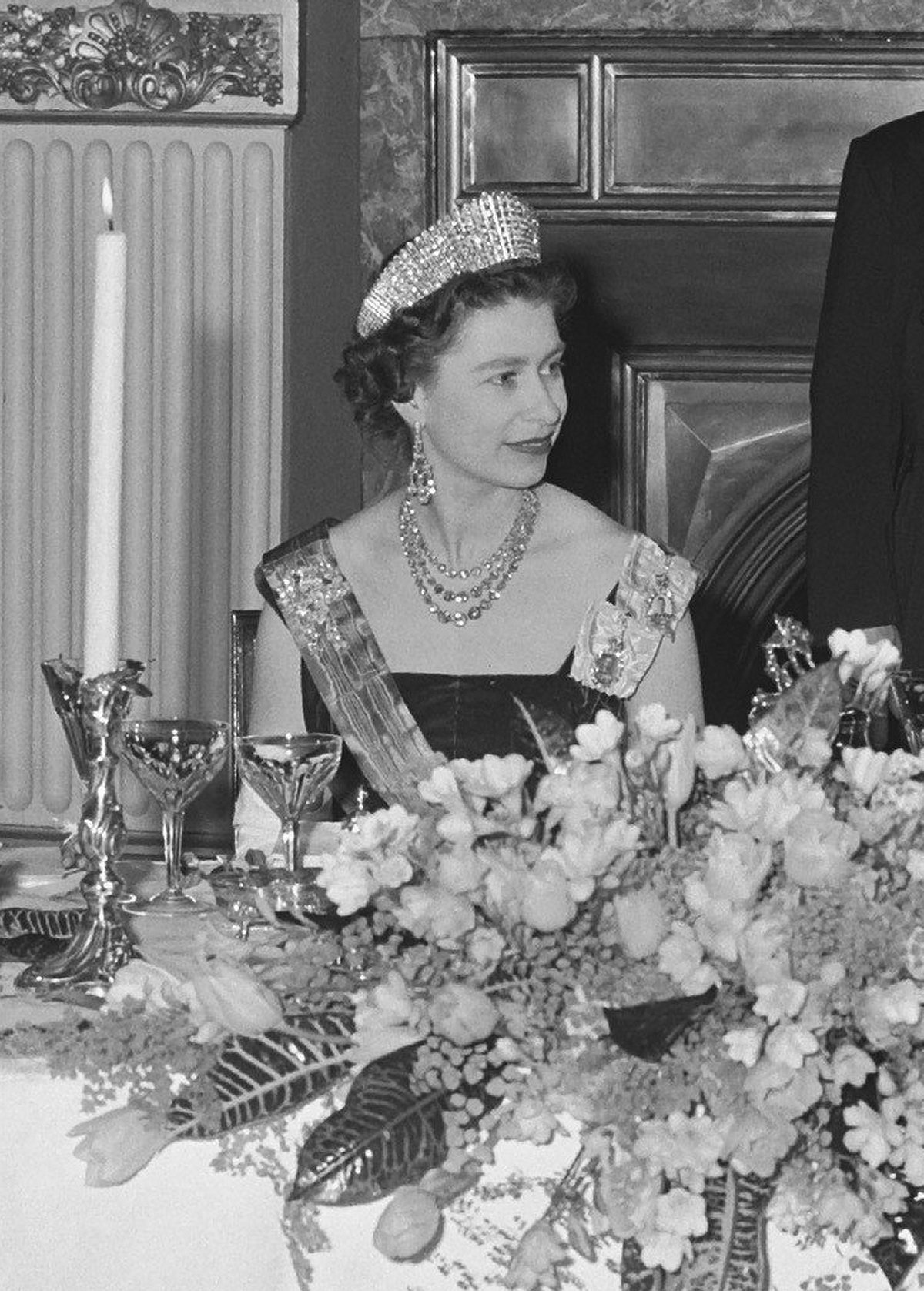 La Regina Elisabetta II del Regno Unito partecipa a una cena a L'Aia durante una visita di stato nei Paesi Bassi, il 26 marzo 1958 (Harry Pot/Anefo/Nationaal Archief/Wikimedia Commons)