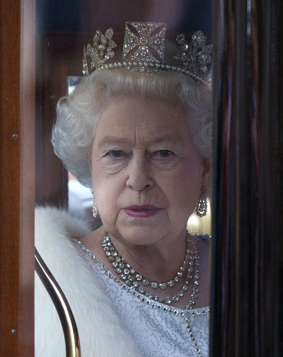 La Regina Elisabetta II del Regno Unito arriva per l'apertura ufficiale del Parlamento il 9 maggio 2012 (CARL COURT/POOL/AFP via Getty Images)