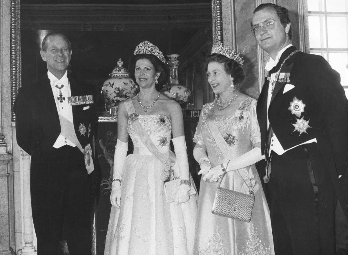 Il Principe Filippo e la Regina Elisabetta II posano con il Re Carl XVI Gustaf e la Regina Silvia di Svezia durante una cena di gala al Palazzo Reale di Stoccolma il 25 maggio 1983 (Bjorn Elgstrand/TT News Agency/Alamy)