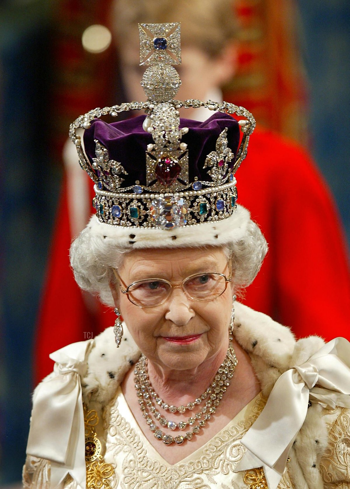 La Regina Elisabetta II del Regno Unito partecipa all'apertura ufficiale del Parlamento, 13 novembre 2002 (ADRIAN DENNIS/POOL/AFP via Getty Images)