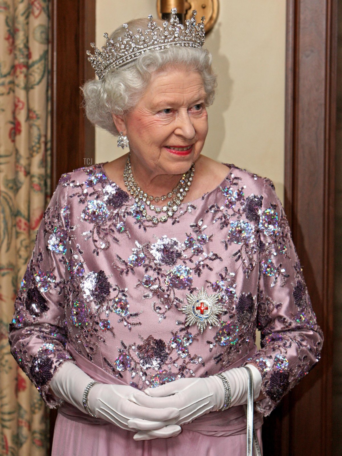 La Regina Elisabetta II del Regno Unito partecipa a un banchetto a Tucker's Point durante la sua visita alle Bermuda, novembre 2009 (Chris Radburn/PA Images/Alamy)