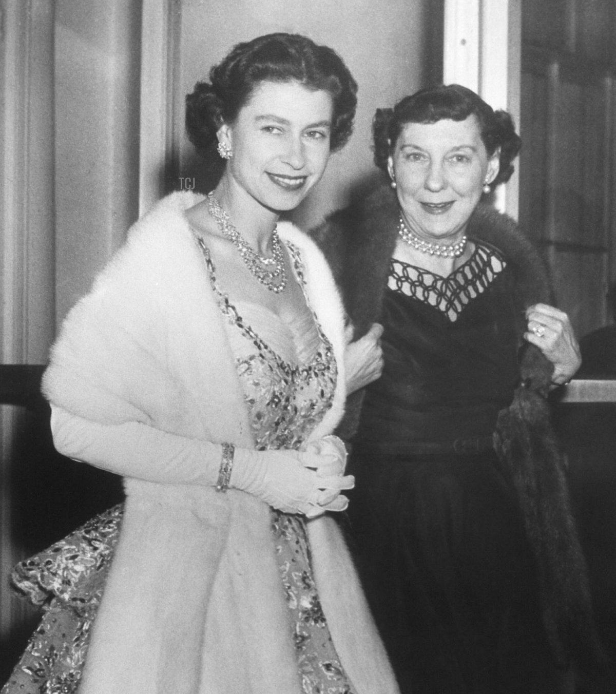 La Regina Elisabetta II del Regno Unito e la First Lady Mamie Eisenhower ritratti alla Casa Bianca mentre la Regina parte per una cena all'ambasciata australiana a Washington, D.C., 19 ottobre 1957 (Everett Collection Historical/Alamy)