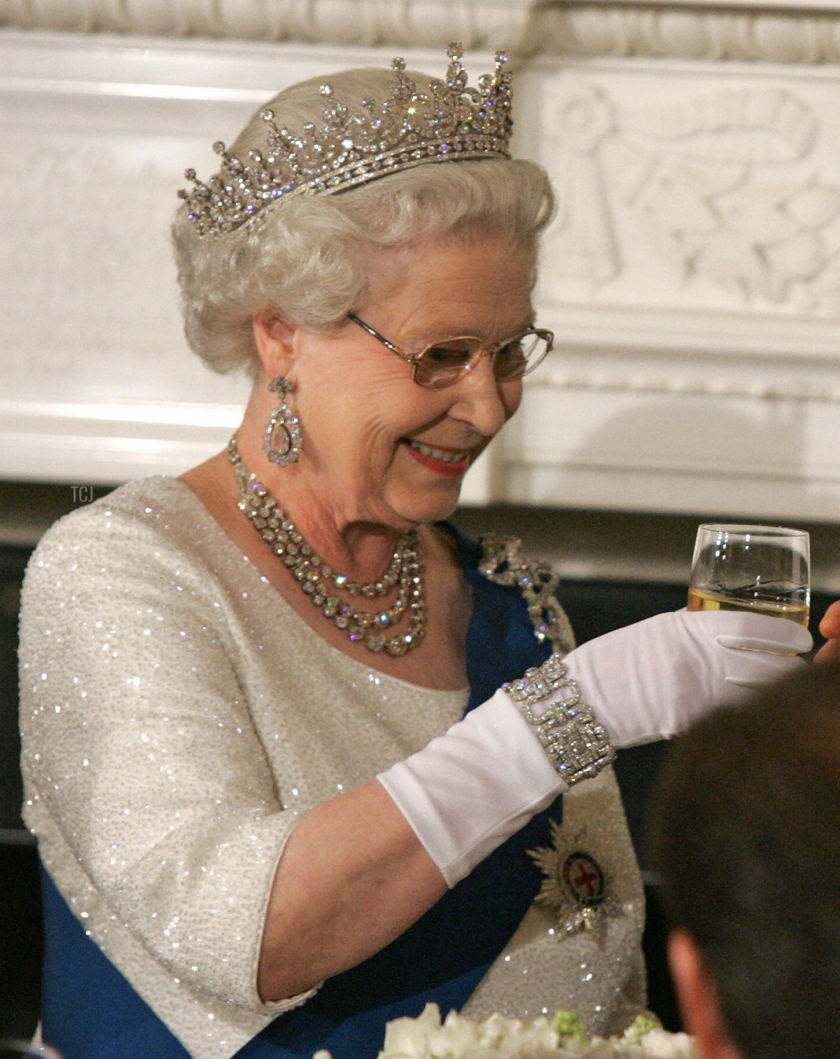 La Regina Elisabetta II del Regno Unito partecipa a una cena di stato alla Casa Bianca a Washington, D.C. il 7 maggio 2007 (Win McNamee/Getty Images)