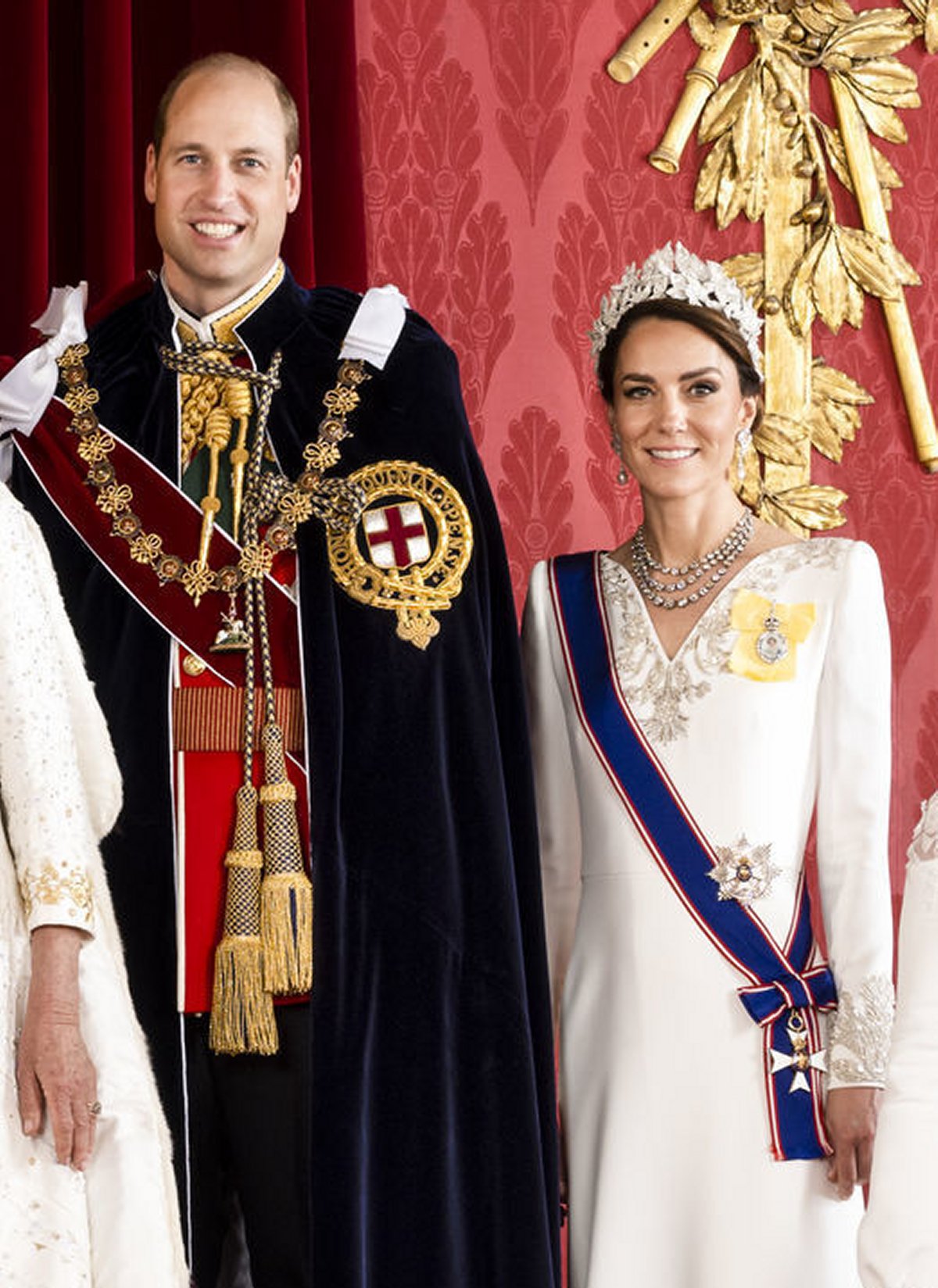 Il Principe e la Principessa di Galles sono ritratti nel ritratto ufficiale della incoronazione di Re Carlo III e della Regina Camilla a Buckingham Palace il 6 maggio 2023 (Hugo Bernand/Buckingham Palace)