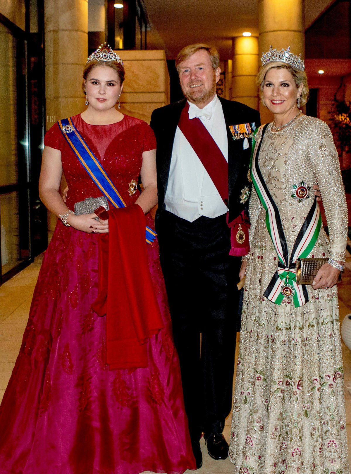 La Principessa di Orange e il Re e la Regina dei Paesi Bassi lasciano il loro hotel per il banchetto che celebra il matrimonio del Principe Ereditario Hussein e della Principessa Rajwa di Giordania ad Amman, 1 giugno 2023 (Albert Nieboer/DPA Picture Alliance/Alamy)