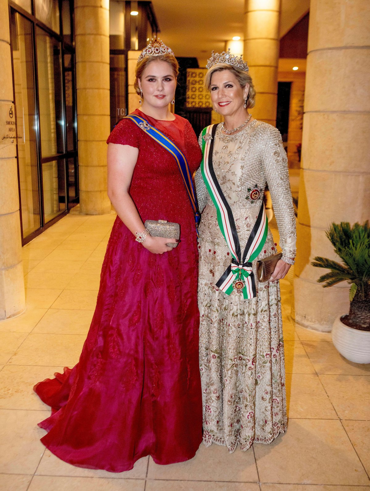 La Principessa di Orange e la Regina dei Paesi Bassi lasciano il loro hotel per il banchetto che celebra il matrimonio del Principe Ereditario Hussein e della Principessa Rajwa di Giordania ad Amman, 1 giugno 2023 (Albert Nieboer/DPA Picture Alliance/Alamy)