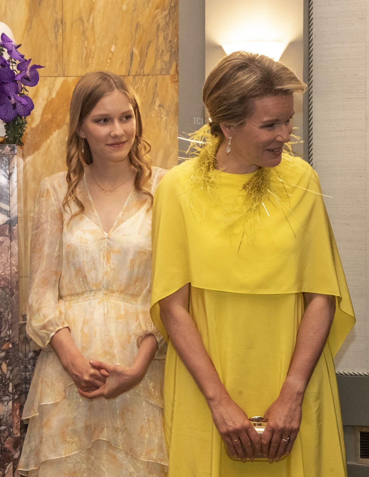 La Principessa Eleonore del Belgio e la Regina Mathilde dei Belgi sono ritratte durante le finali del Concorso di Voce Regina Elisabetta presso la Sala Concerti Flagey di Bruxelles, il 3 giugno 2023 (NICOLAS MAETERLINCK/BELGA MAG/AFP via Getty Images)