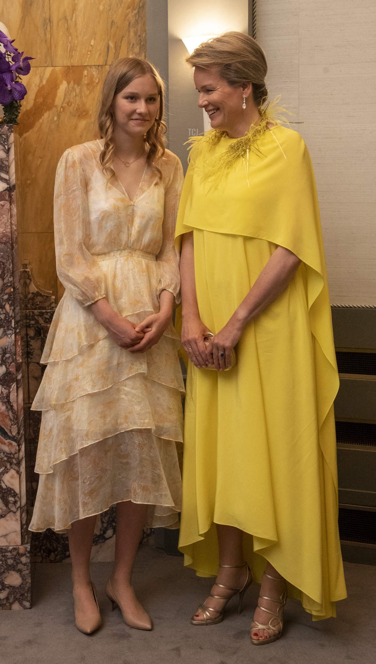 La Principessa Eleonore del Belgio e la Regina Mathilde dei Belgi sono ritratte durante le finali del Concorso di Voce Regina Elisabetta presso la Sala Concerti Flagey di Bruxelles, il 3 giugno 2023 (NICOLAS MAETERLINCK/BELGA MAG/AFP via Getty Images)