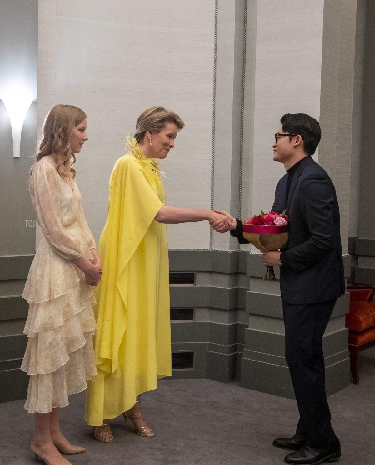 La Principessa Eleonore del Belgio e la Regina Mathilde dei Belgi sono ritratte con Taehan Kim durante le finali del Concorso di Voce Regina Elisabetta presso la Sala Concerti Flagey di Bruxelles, il 3 giugno 2023 (NICOLAS MAETERLINCK/BELGA MAG/AFP via Getty Images)