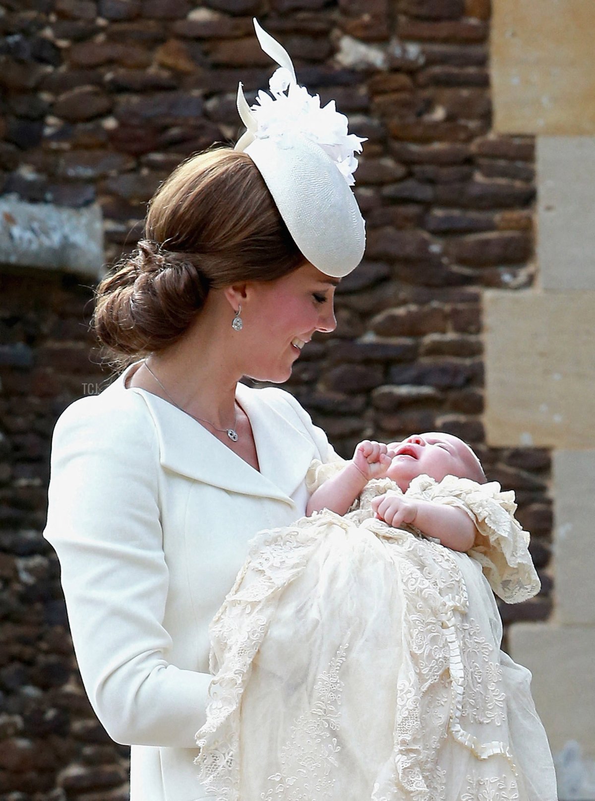 La Duchessa di Cambridge porta sua figlia, la Principessa Charlotte di Cambridge, mentre arrivano per il battesimo della bambina presso la Chiesa di Santa Maria Maddalena a Sandringham, Inghilterra, il 5 luglio 2015 (CHRIS JACKSON/POOL/AFP via Getty Images)