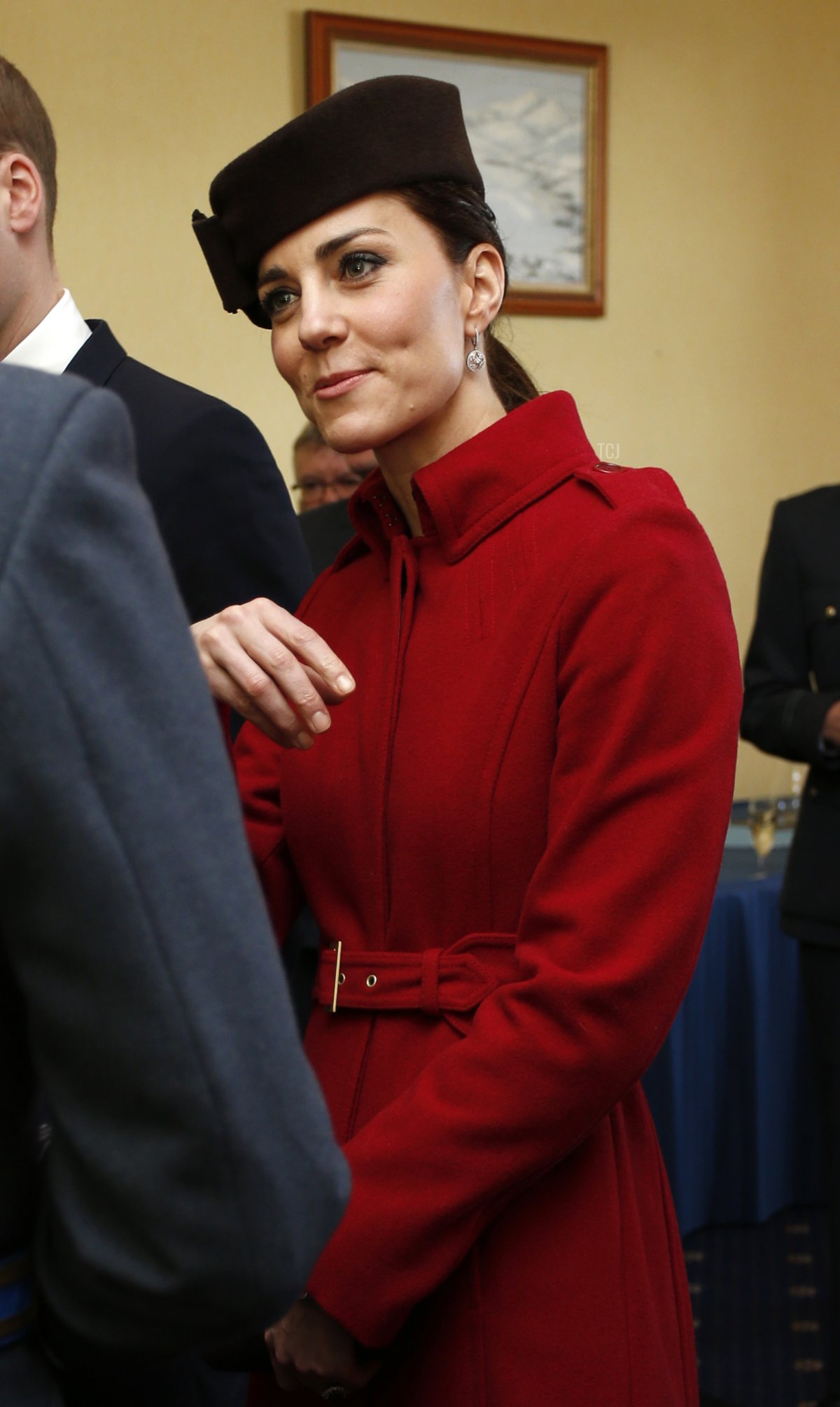 La Duchessa di Cambridge partecipa a una reception dopo la cerimonia che segna la conclusione delle operazioni della RAF Search and Rescue Force durante una visita alla RAF Valley il 18 febbraio 2016 in Anglesey, Galles (Peter Byrne - WPA Pool/Getty Images)