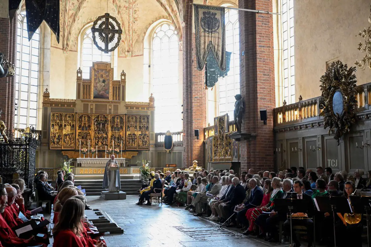 Il Re Carlo XVI Gustavo e la Regina Silvia di Svezia partecipano a un servizio presso la Cattedrale di Strängnäs durante le celebrazioni del Giorno Nazionale, 6 Giugno 2023 (PONTUS LUNDAHL/TT NEWS AGENCY/AFP via Getty Images)