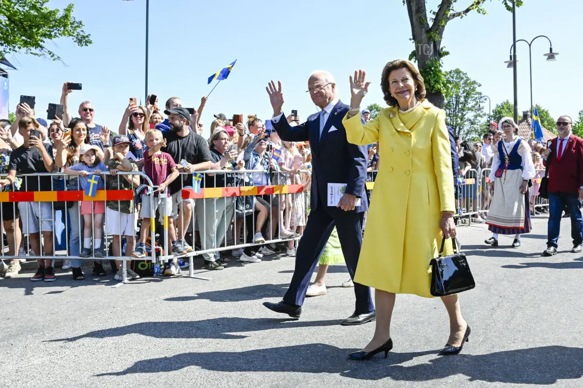 Il Re Carlo XVI Gustavo e la Regina Silvia di Svezia visitano Strängnäs il Giorno Nazionale, 6 Giugno 2023 (PONTUS LUNDAHL/TT NEWS AGENCY/AFP via Getty Images)