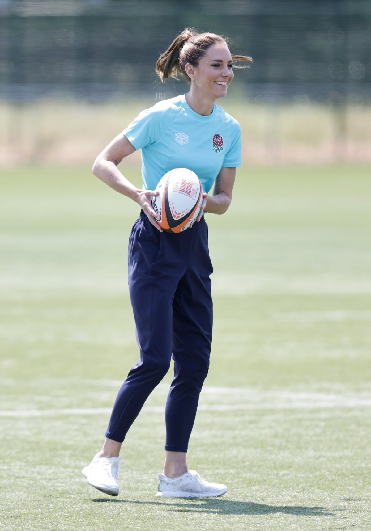 La Principessa di Galles con una palla mentre partecipa a esercizi durante la sua visita al Maidenhead Rugby Club il 7 giugno 2023 a Maidenhead, Inghilterra (Chris Jackson/Getty Images)