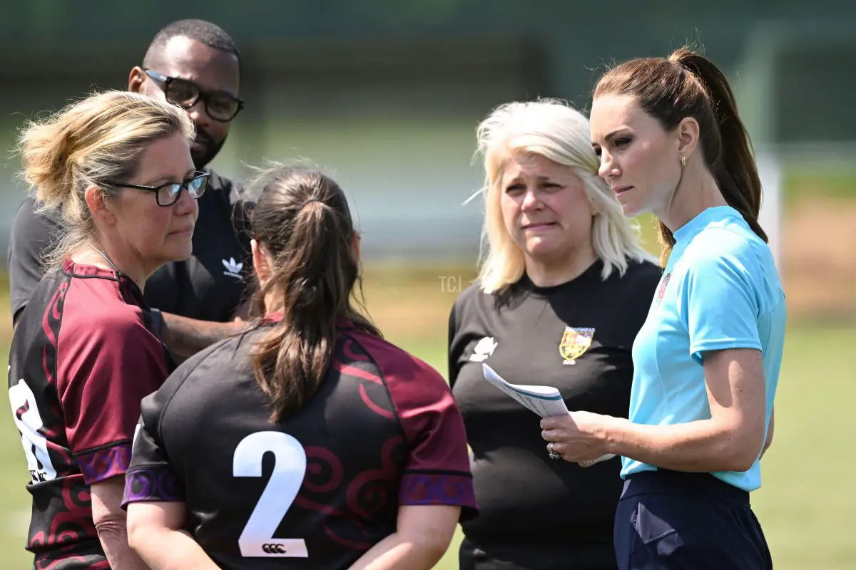 La Principessa di Galles parla con il personale tecnico durante la sua visita al Maidenhead Rugby Club il 7 giugno 2023 a Maidenhead, Inghilterra (Doug Peters/Alamy)