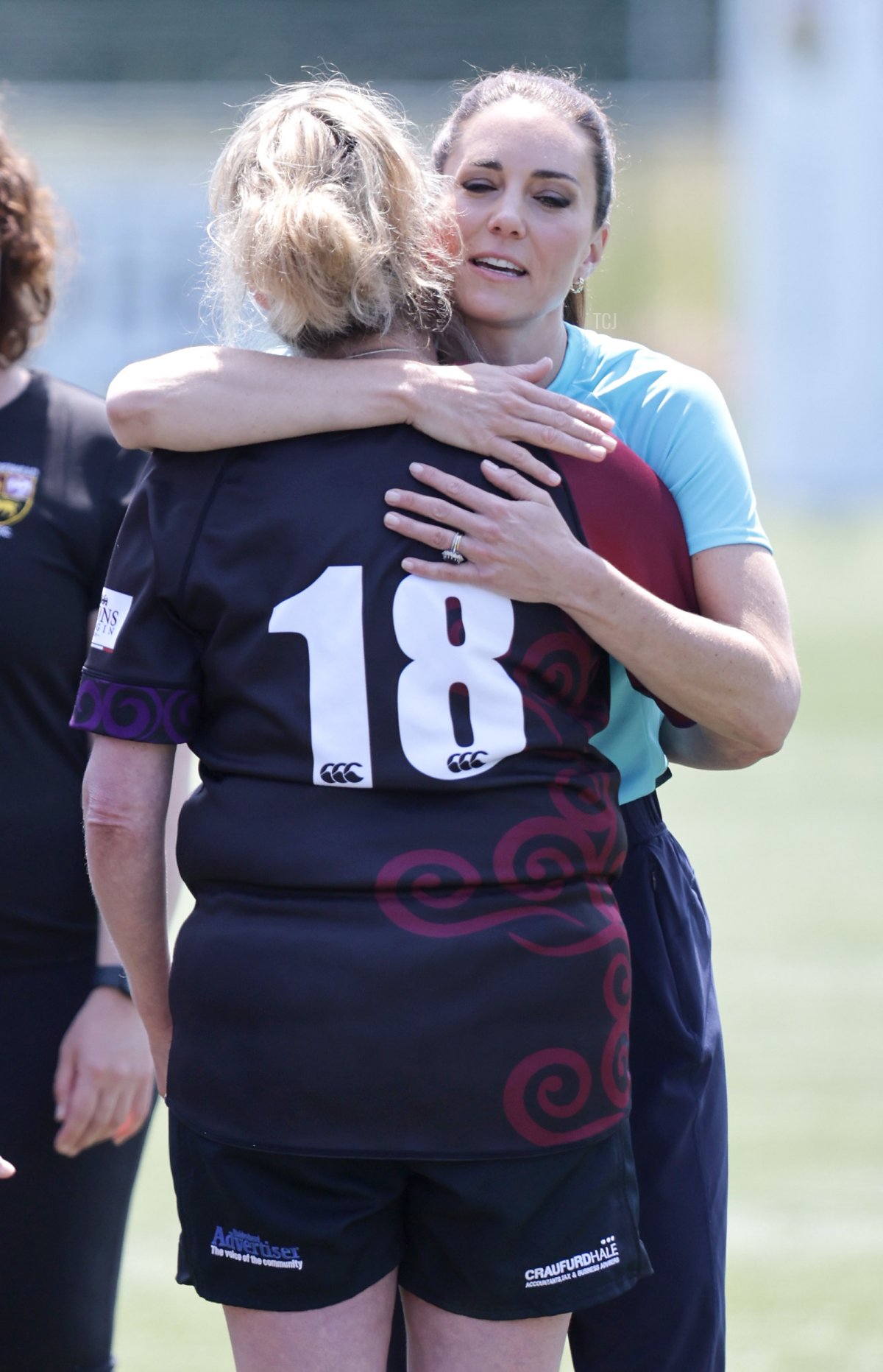 La Principessa di Galles abbraccia l'allenatrice Sarah Renton durante la sua visita al Maidenhead Rugby Club il 7 giugno 2023 a Maidenhead, Inghilterra (Chris Jackson/Getty Images)