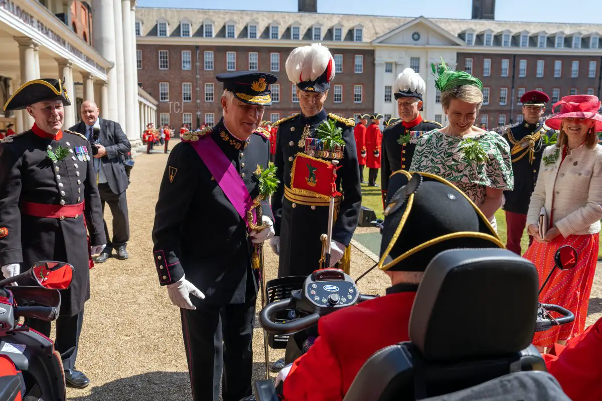 Il Re e la Regina dei Belgians partecipano alla Parata annuale del Fondatore presso il Royal Hospital Chelsea a Londra l'8 giugno 2023 (Carl Court/Getty Images)