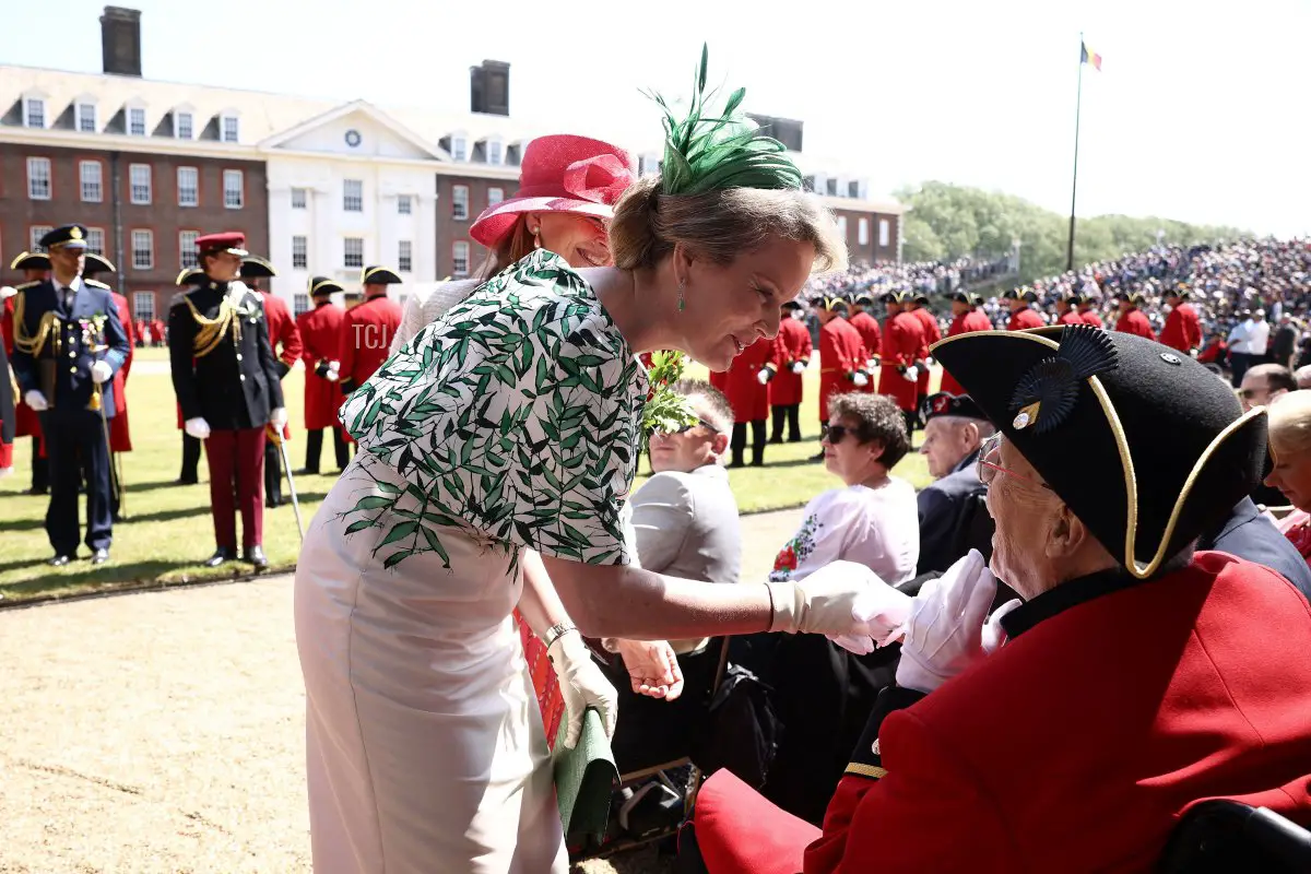 La Regina dei Belgians partecipa alla Parata annuale del Fondatore presso il Royal Hospital Chelsea a Londra l'8 giugno 2023 (HENRY NICHOLLS/AFP via Getty Images)