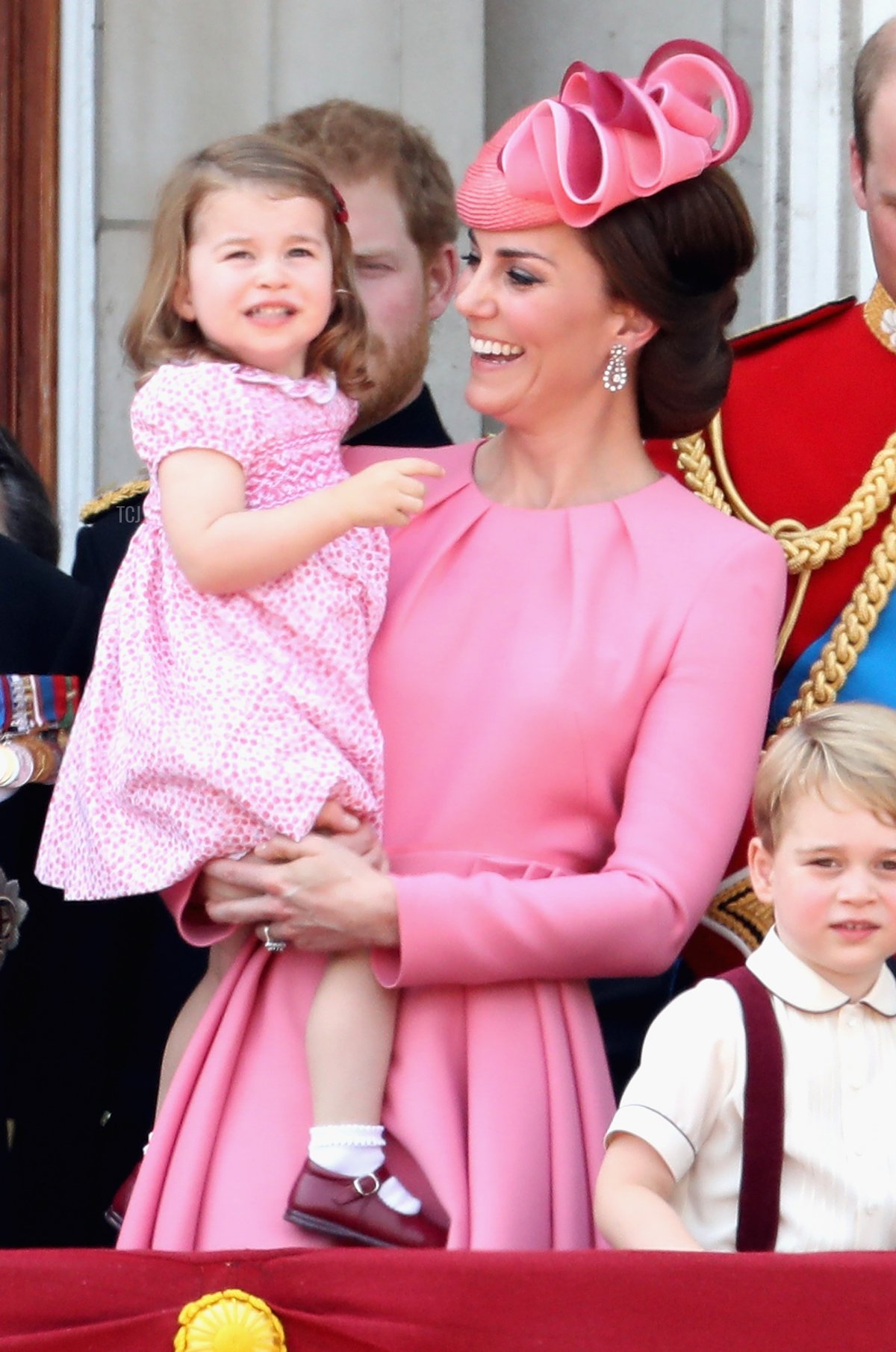 La Duchessa di Cambridge, insieme alla Principessa Charlotte e al Principe George, è ritratta al balcone di Buckingham Palace durante il Trooping the Colour il 17 Giugno 2017 a Londra, Inghilterra (Chris Jackson/Getty Images)