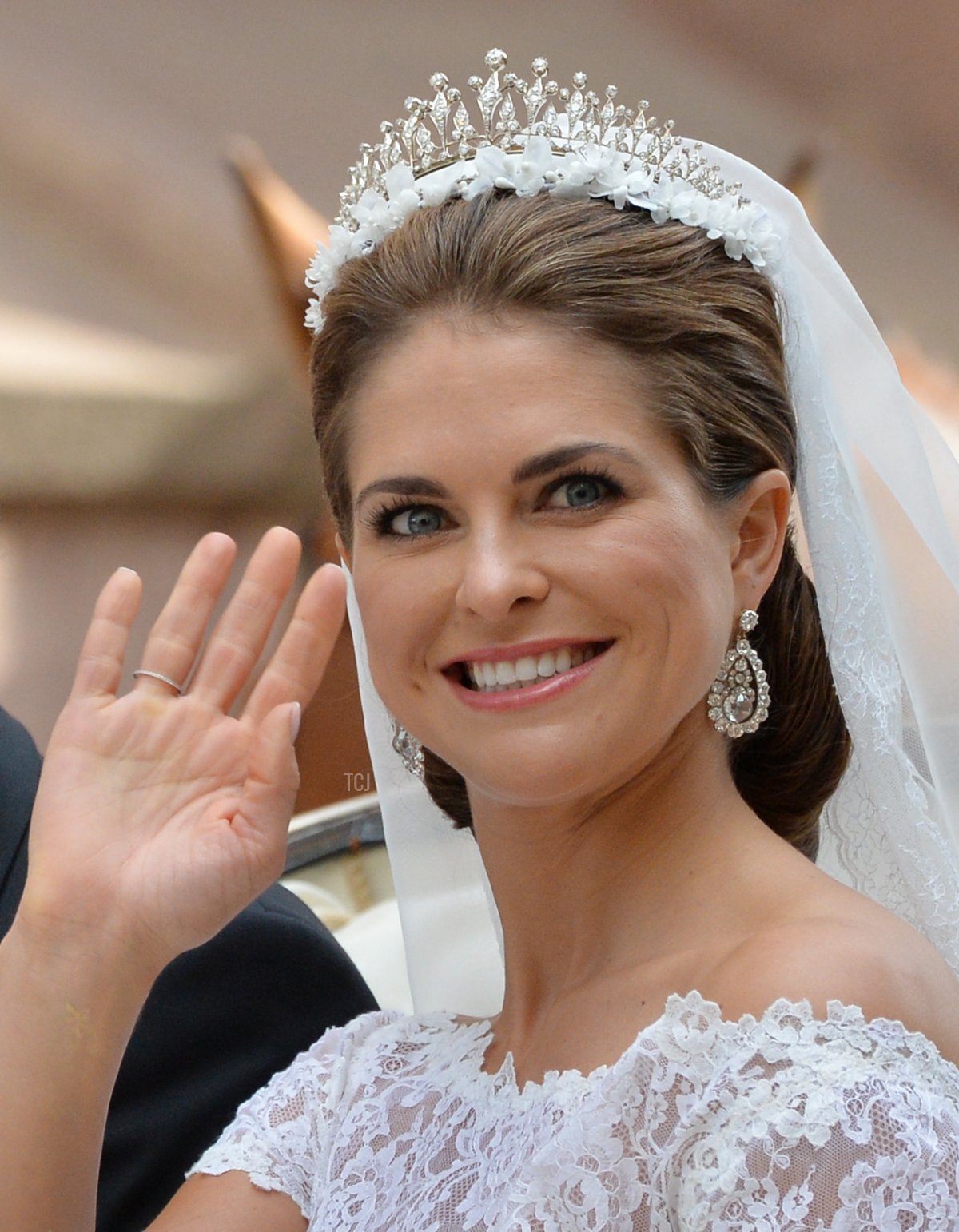 Principessa Madeleine di Svezia saluta da una carrozza trainata da cavalli dopo il suo matrimonio con Christopher O'Neill al Palazzo Reale di Stoccolma l'8 giugno 2013 (Torsten Laursen/Getty Images)