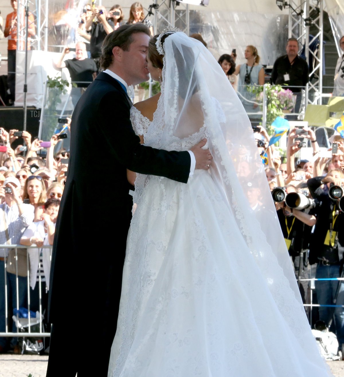 Principessa Madeleine di Svezia e Christopher O'Neill si baciano dopo il loro matrimonio al Palazzo Reale l'8 giugno 2013 a Stoccolma, Svezia (Chris Jackson/Getty Images)