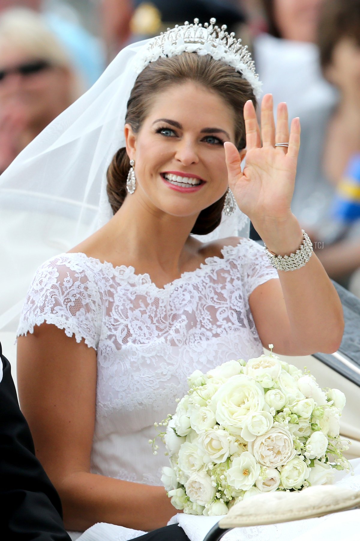 Principessa Madeleine di Svezia saluta da una carrozza trainata da cavalli dopo il suo matrimonio con Christopher O'Neill al Palazzo Reale di Stoccolma l'8 giugno 2013 (Chris Jackson/Getty Images)