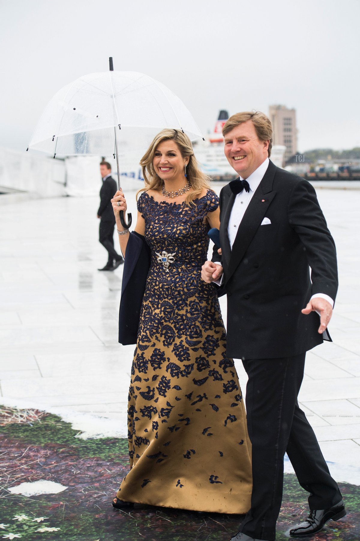 Il Re Willem-Alexander e la Regina Máxima dei Paesi Bassi arrivano per una cena di gala presso l'Opera di Oslo il 10 maggio 2017, per celebrare l'80° compleanno del Re Harald V e della Regina Sonja di Norvegia (JON OLAV NESVOLD/AFP via Getty Images)