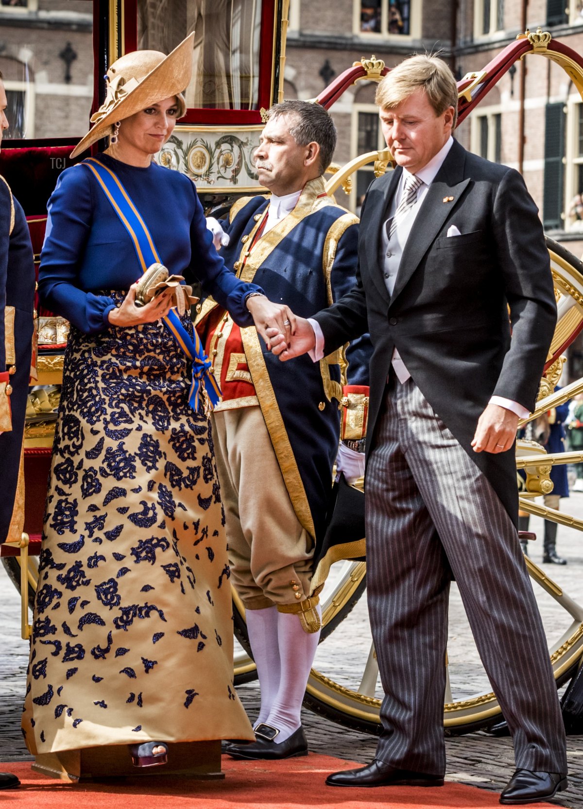 Il Re Willem-Alexander e la Regina Máxima dei Paesi Bassi arrivano al Binnenhof all'Aia durante il Prinsjesdag, 20 settembre 2016 (REMKO DE WAAL/AFP via Getty Images)