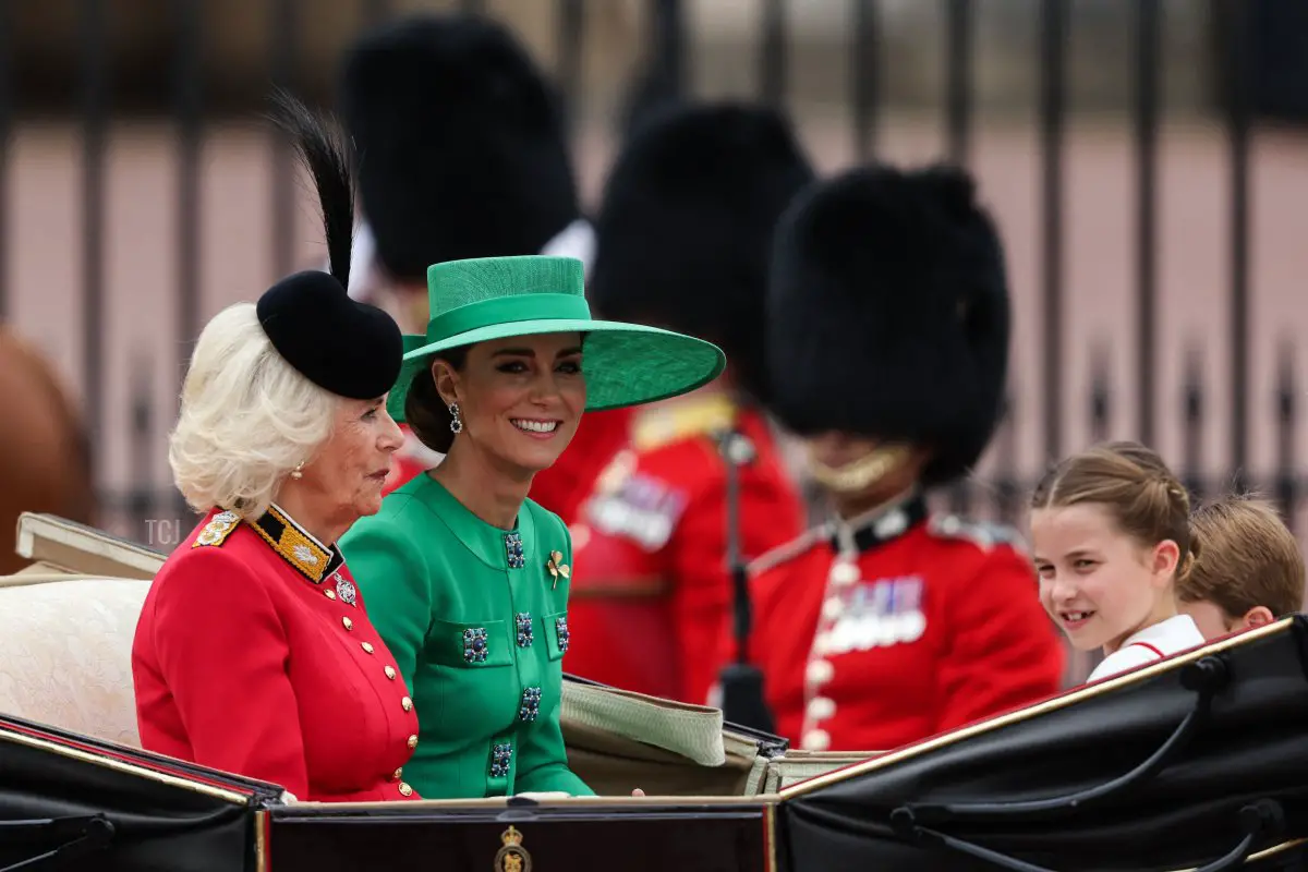 La Regina Camilla, la Principessa del Galles e la Principessa Charlotte di Galles in carrozza durante il Trooping the Colour il 17 giugno 2023 a Londra, Inghilterra (ADRIAN DENNIS/AFP via Getty Images)