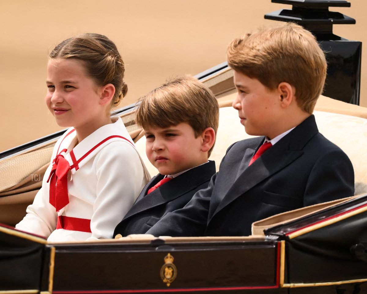 La Principessa Charlotte, il Principe Louis e il Principe George di Galles in carrozza durante il Trooping the Colour il 17 giugno 2023 a Londra, Inghilterra (DANIEL LEAL/AFP via Getty Images)